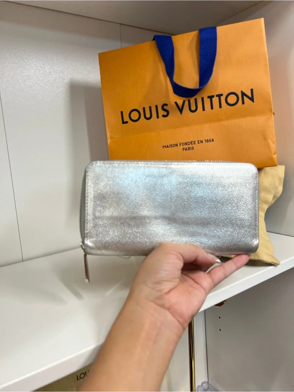 🔥🔥 Louis Vuitton Metallic Silver Suhali Goatskin Zippy Wallet with dust bag